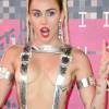 Miley Cyrus posa para os fotógrafos na premiação VMA 2015, em Los Angeles