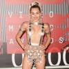 Miley Cyrus chegou ao VMA 2015 com um look ousado. A popstar escolheu um suspensório prata, que tampava apenas seus mamilos, e uma tanga de material transparente