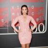 Demi Lovato chegou ao VMA 2015 usando um vestido Nicolas Jebran curto e com transparência e sapatos Christian Louboutin