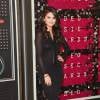 Selena Gomez optou por vestido preto com acabamento em couro de Calvin Klein para o VMA 2015