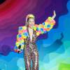Apresentadora do VMA 2015, Miley Cyrus apostou em diferentes looks para a premiação, como este macacão colorido e com mangas de flores