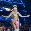 Miley Cyrus também usou vestido de plástico com pastilhas coloridas