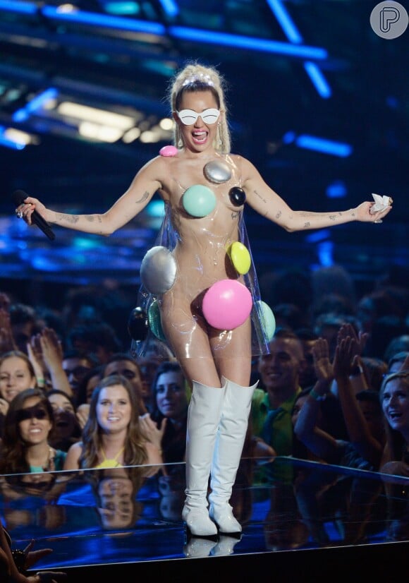 Miley Cyrus também usou vestido de plástico com pastilhas coloridas
