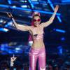 Miley Cyrus apostou, ainda, em calça de látex e sutiã em faixas para apresentar o VMA 2015, neste domingo, 30 de agosto de 2015