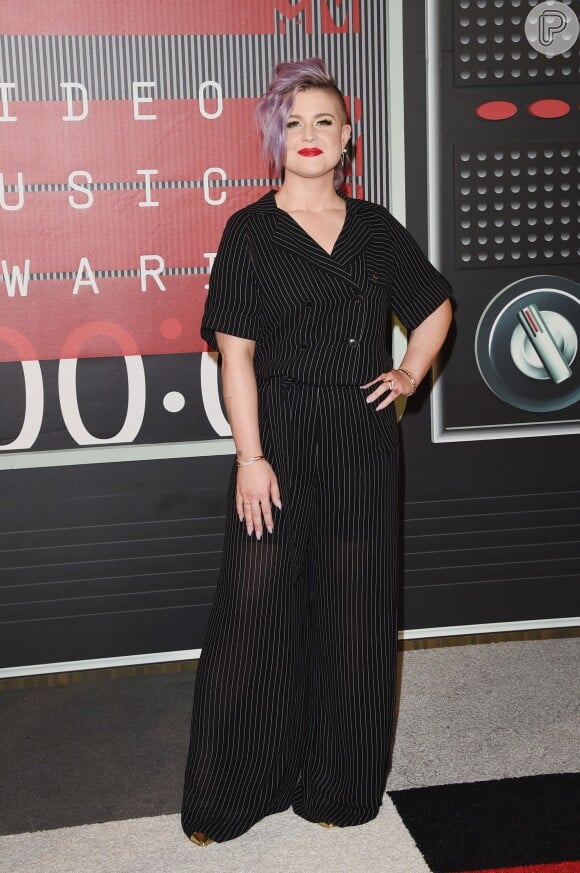 Kelly Osbourne usou terninho risca de giz e calças pantalonas no VMA 2015