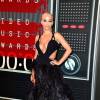 Rita Ora apostou em vestido de plumas, decotado e com recortes, feito sob medida por Vera Wang para o VMA 2015