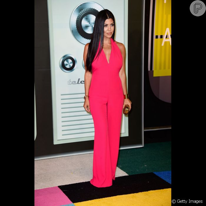 Kourtney Kardashian escolheu um macacão acinturado, com decote e barra