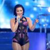 Demi Lovato trocou de look para se apresentar no VMA 2015. A cantora escolheu um body colado e com recortes, além de meia arrastão, para garantir um visual mais sexy