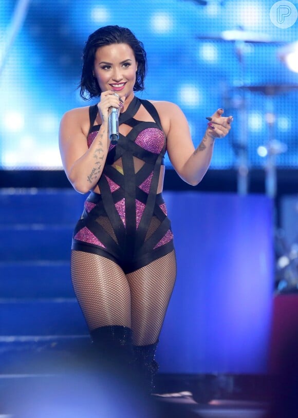 Demi Lovato trocou de look para se apresentar no VMA 2015. A cantora escolheu um body colado e com recortes, além de meia arrastão, para garantir um visual mais sexy