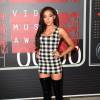 A cantora Tinashe escoheu vestido xadrez Alaia e botas Dior para o VMA 2015