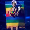 Miley Cyrus usou um look que imitava a bandeira-símbolo do movimento LGBT no VMA 2015