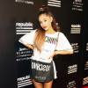Ariana Grande usou vestido Moschino e botas pretas na festa pós VMA 2015, neste domingo, 30 de agosto de 2015