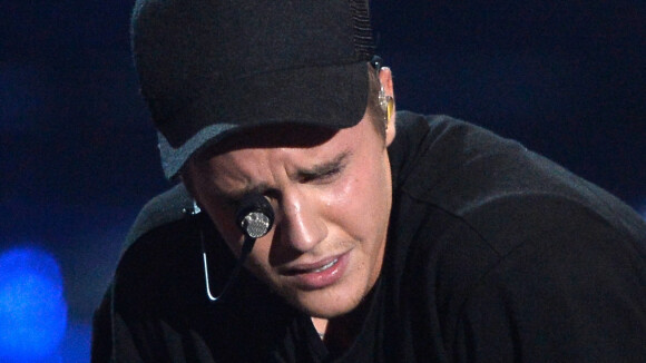 Justin Bieber chora no palco do VMA ao apresentar uma música nova após três anos