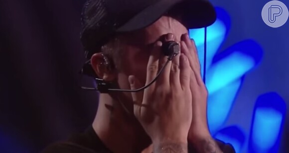 O cantor não segurou a emoção ao ser ovacionado pelo público na premiação da MTV