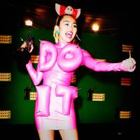 Miley Cyrus leva fãs ao delírio ao lançar álbum gratuito durante o VMA