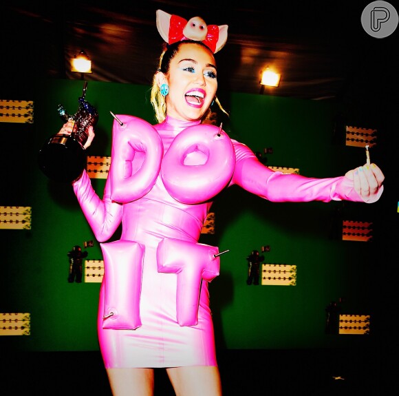 Miley Cyrus surpreendeu os fãs ao anunciar o lançamento de um novo álbum durante o VMA na noite de domingo, 30 de agosto de 2015