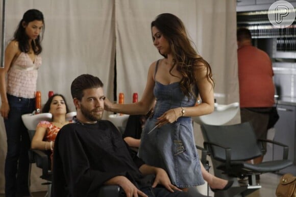 Fernanda Machado interpreta a jovem Lucia no filme 'A Brasileira'. Na cena, ela corta o cabelo do personagem de Scott Rodgers