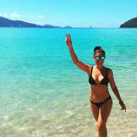 Juliana Paes posa de biquíni em praia paradisíaca na Austrália e fãs elogiam