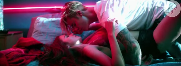 Justin Bieber beija novo affair, Xenia Deli, no clipe da música 'What do you mean?', lançado nesta segunda-feira, 31 de agosto de 2015