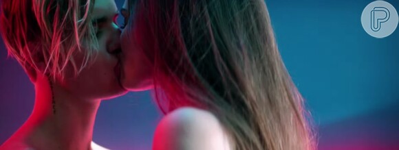 Justin Bieber beija novo affair, Xenia Deli, no clipe da música 'What do you mean?', lançado nesta segunda-feira, 31 de agosto de 2015