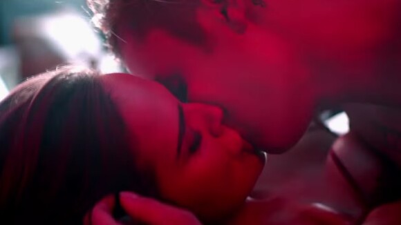 Justin Bieber beija novo affair, Xenia Deli, no clipe de 'What do you mean?'