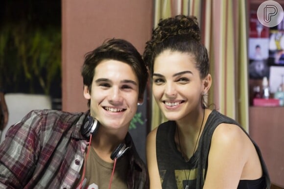 Novela 'Malhação': Ciça (Julia Konrad) beija Rodrigo (Nicolas Prattes) na frente de Luciana (Marina Moschen)