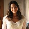 Mari (Bruna Marquezine) começa a se arrumar para o casamento usando o vestido de noiva que foi de Eva (Soraya Ravenle), na novela 'I Love Paraisópolis'