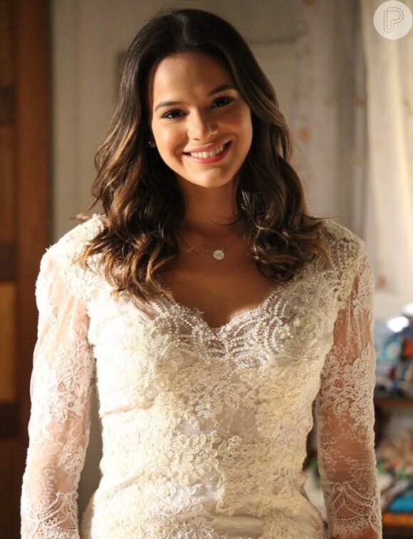 Mari (Bruna Marquezine) começa a se arrumar para o casamento usando o vestido de noiva que foi de Eva (Soraya Ravenle), na novela 'I Love Paraisópolis'