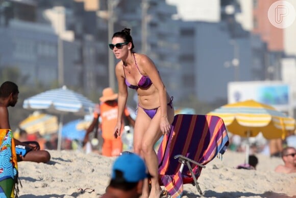 Aos 41 anos, Glenda Kozlowski circulou pela praia com o abdomên difinido