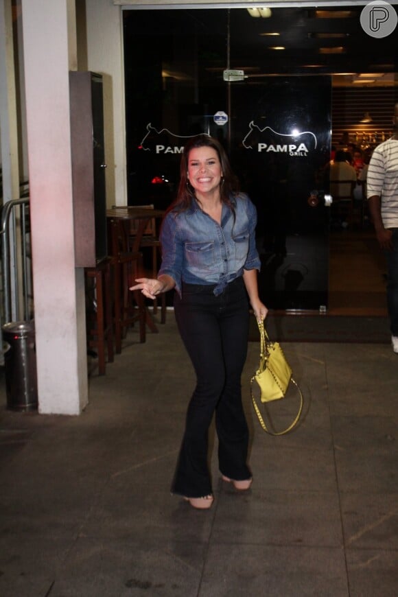 Fernanda Souza, que viverá a curvilínea Mel, apostou em um look básico: blusa jeans e calça