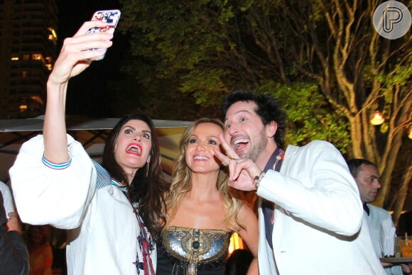 Eliana posou para o tradicional selfie com Arlindo Grund e Isabella Fiorentino