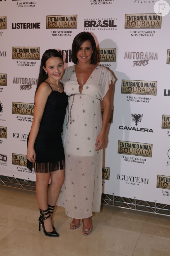 Grávida, Deborah Secco posa com Larissa Manoela em pré-estreia do filme 'Entrando Numa Roubada', em São Paulo, nesta segunda-feira, 31 de agosto de 2015