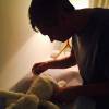 O apresentador do 'Altas Horas' treinou trocar fralda no ursinho de pelúcia antes do nascimento do filho
