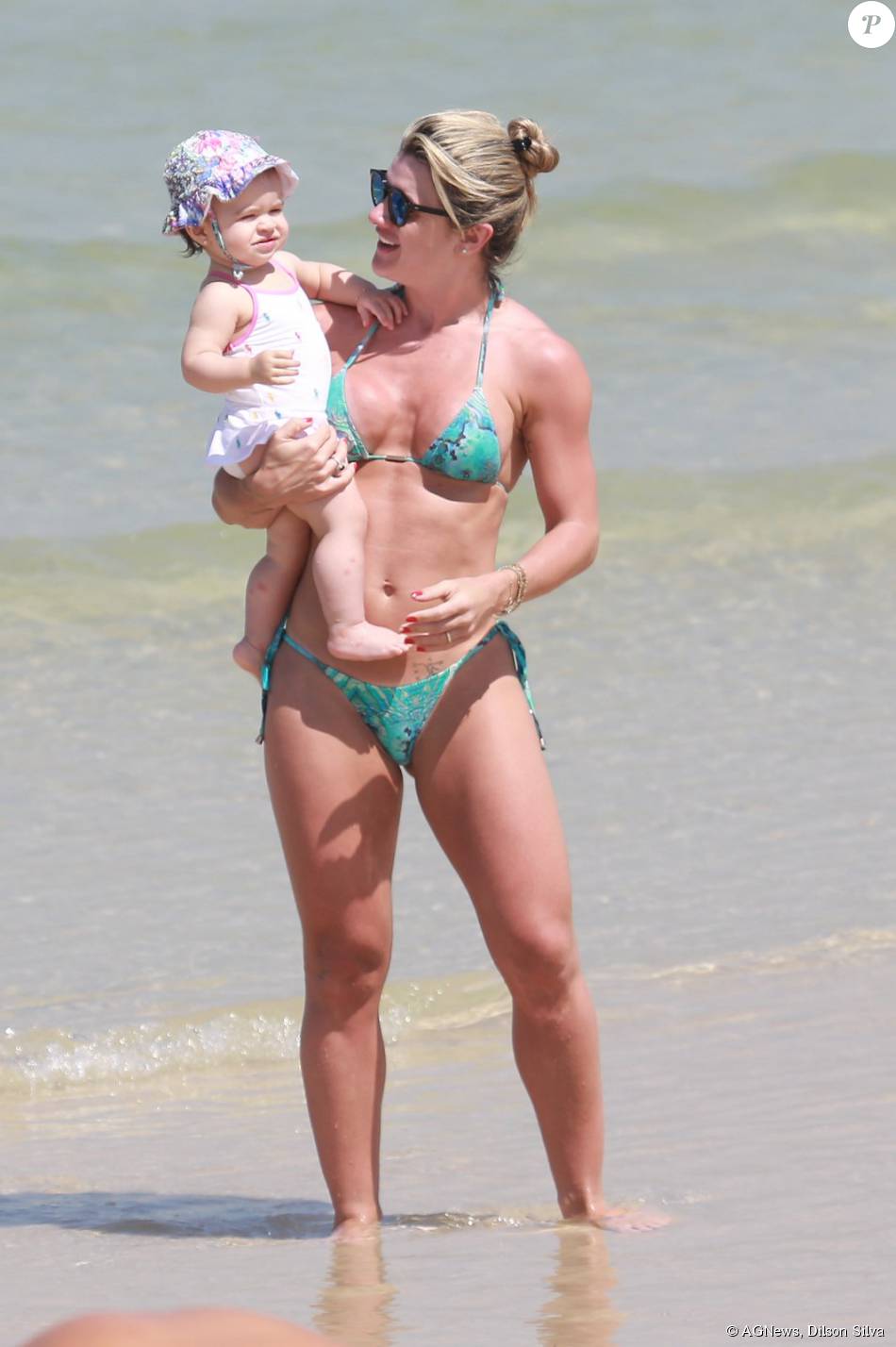 Mirella Santos levou a filha, Valentina, para curtir a praia da Barra da Tijuca, na Zona Oeste do Rio, nesta terça-feira, 1º de setembro de 2015