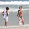 Mirella Santos levou a filha, Valentina, para curtir a praia da Barra da Tijuca, na Zona Oeste do Rio, nesta terça-feira, 1º de setembro de 2015