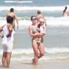 Mirella Santos levou a filha, Valentina, para curtir a praia da Barra da Tijuca, na Zona Oeste do Rio, nesta terça-feira, 1º de setembro de 2015
