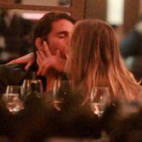 Fiorella Matheis e Flávio Canto trocam beijos em restaurante do Rio de Janeiro