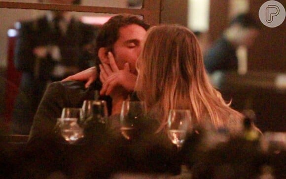 Fiorella Matheis e Flávio Canto trocam beijos em um restaurante de São Conrado, no Rio de Janeiro, em 16 de julho de 2013