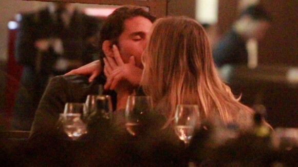 Fiorella Matheis e Flávio Canto trocam beijos em restaurante do Rio de Janeiro