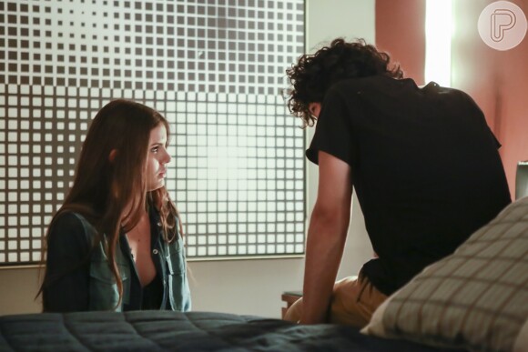 Guilherme (Gabriel Leone) oferece dinheiro para Angel (Camila Queiroz) transar com ele, na novela 'Verdades Secretas', em 7 de setembro de 2015