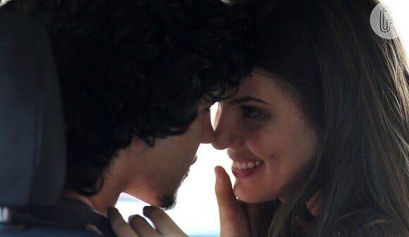 Guilherme (Gabriel Leone) se declara para Angel (Camila Queiroz) e a beija, na novela 'Verdades Secretas'