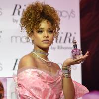 Lançamento de perfume da Rihanna é marcado por protestos em defesa dos animais