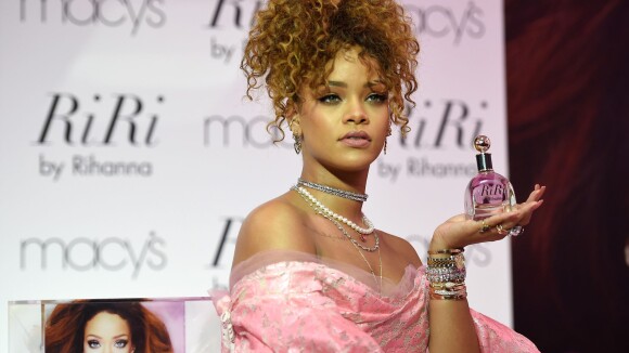 Lançamento de perfume da Rihanna é marcado por protestos em defesa dos animais