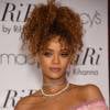 Ao chegar na loja de departamentos, Rihanna foi surpreendida por um grupo de protestantes que lutam contra o uso de roupas feitas com pele animal