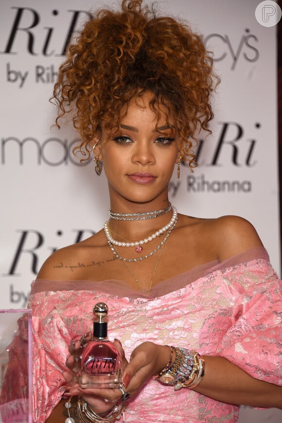 Ao chegar na loja de departamentos, Rihanna foi surpreendida por um grupo de protestantes que lutam contra o uso de roupas feitas com pele animal