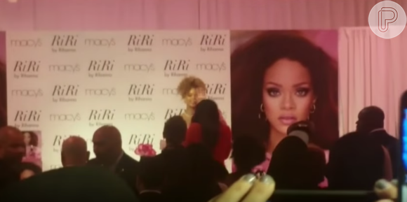 Rihanna ainda acenou para seus fãs presentes no lançamento do perfume Riri