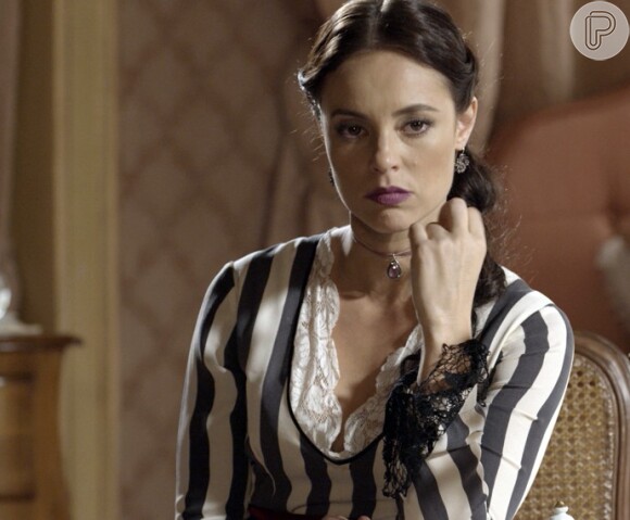 Melissa (Paolla Oliveira) arma um plano para provocar a demissão de Lívia (Alinne Moraes), na novela 'Além do Tempo', em 5 de setembro de 2015