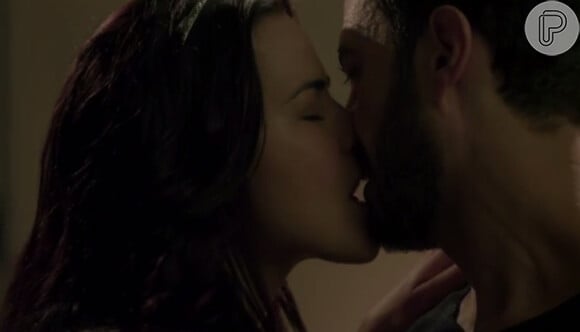 Ana Paula Arósio e Gabriel Braga Nunes aparecem em cenas de beijos no trailer do filme 'A Floresta que se Move'