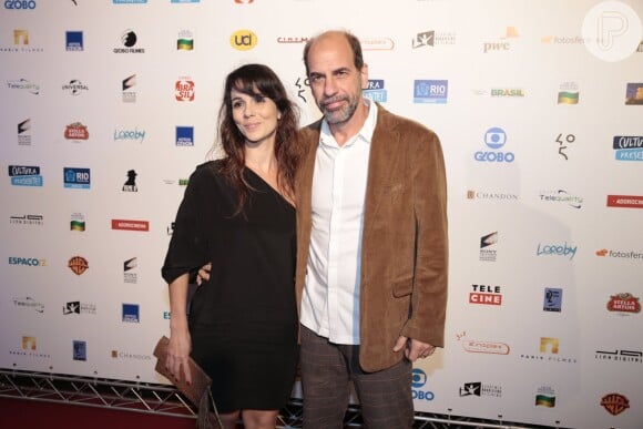 Miriam Freeland chega acompanhada do marido, o ator e diretor Roberto Bomtempo