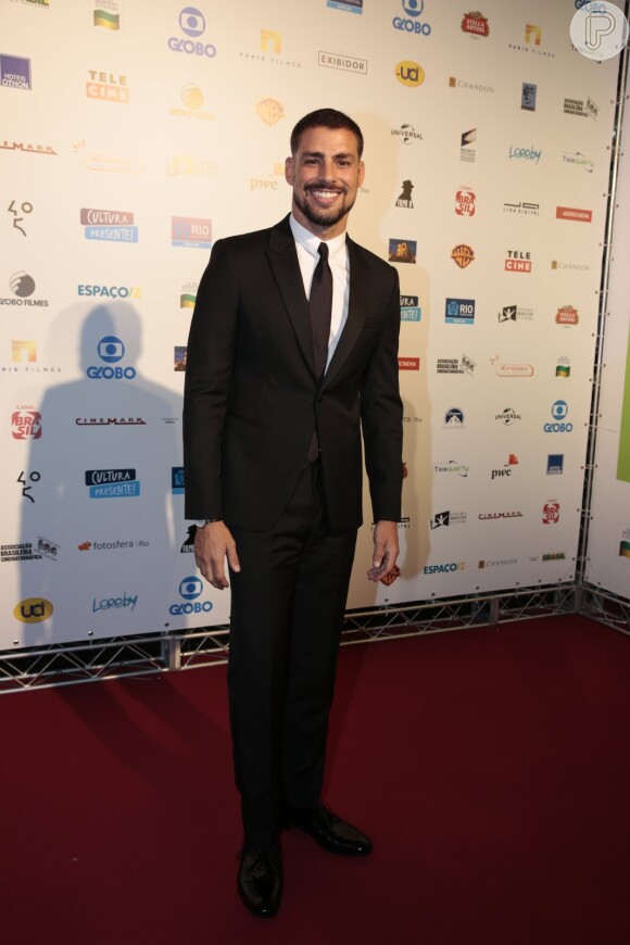 Cauã Reymond, indicado pela atuação nos filmes "Alemão" e "Tim Maia", marcou presença na cerimônia